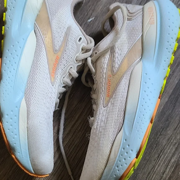 Brooks Women’s Lightweight Neutral Running Shoe - Pale Pink - Picture 2 of 9